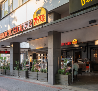 BLOCK HOUSE Hannover Am Aegi mit Terrasse und Gästen vor dem Steakhouse, direkt in der Nähe des Aegidientorplatz