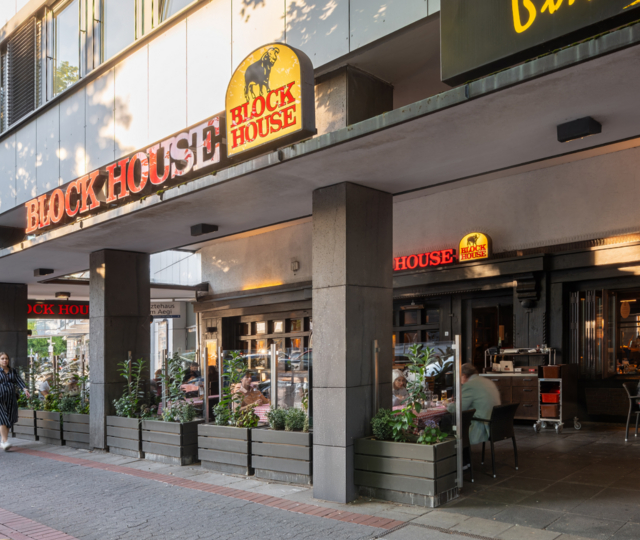BLOCK HOUSE Hannover Am Aegi mit Terrasse und Gästen vor dem Steakhouse, direkt in der Nähe des Aegidientorplatz