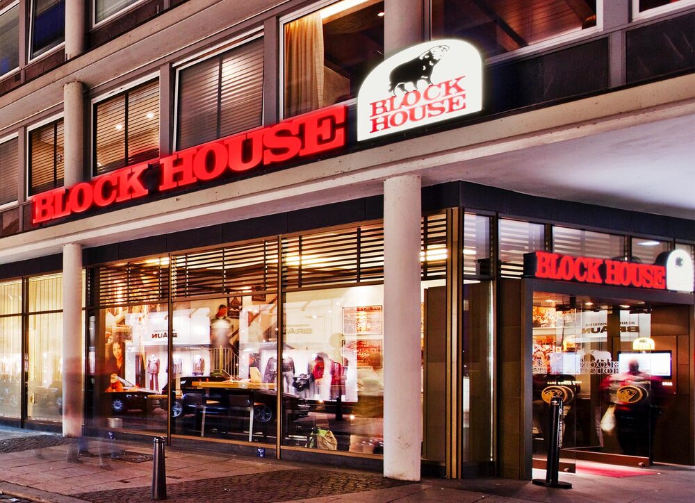 BLOCK HOUSE Restaurant am Jungfernstieg bei Nacht