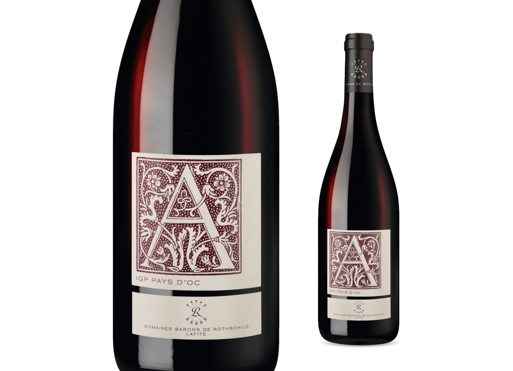 Zwei Weinflaschen des „2024 A Classic Aussières IGP“ von Domaines Barons de Rothschild (Lafite) aus dem Languedoc-Roussillon in Frankreich mit einem kunstvoll verzierten Buchstaben „A“ auf dem Etikett.