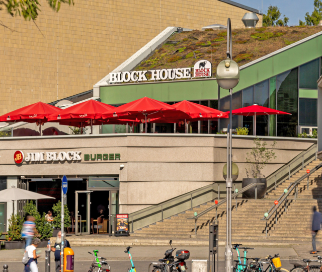 Außenbereich des BLOCK HOUSE Restaurants am Zoo Palast in Berlin 