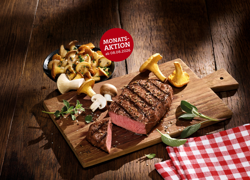 Ein saftig gegrilltes Rumpsteak von BLOCK HOUSE liegt auf einem Holzbrett, umgeben von frischen Kräutern, verschiedenen Pilzen wie Pfifferlingen, Kräuterseitlingen und Champignons.