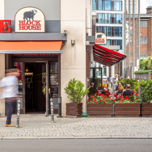 Aussenansicht des BLOCK HOUSE Restaurants in der Friedrichsstraße in Berlin