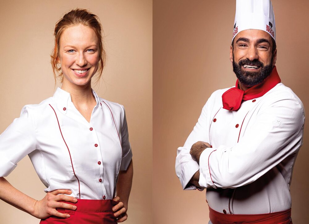 Glückliche Servicekraft und Griller in BLOCK HOUSE Berufskleidung 