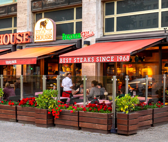 Eingang des BLOCK HOUSE Restaurant Karl-Marx-Allee in Berlin