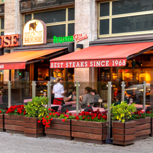 Eingang des BLOCK HOUSE Restaurant Karl-Marx-Allee in Berlin