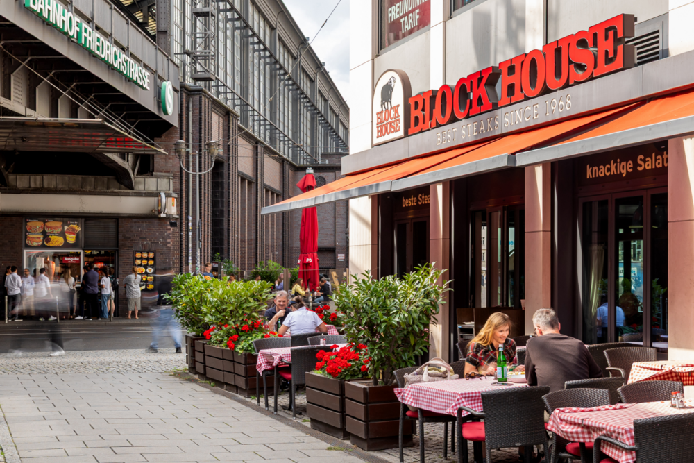 Das BLOCK HOUSE in der Friedrichstraße in Berlin gegenüber vom Bahnhof Friedrichstraße