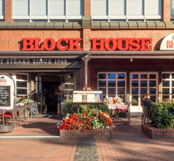 Eingangsbereich des BLOCK HOUSE Hamburg Alstertal mit Sonnenterrasse