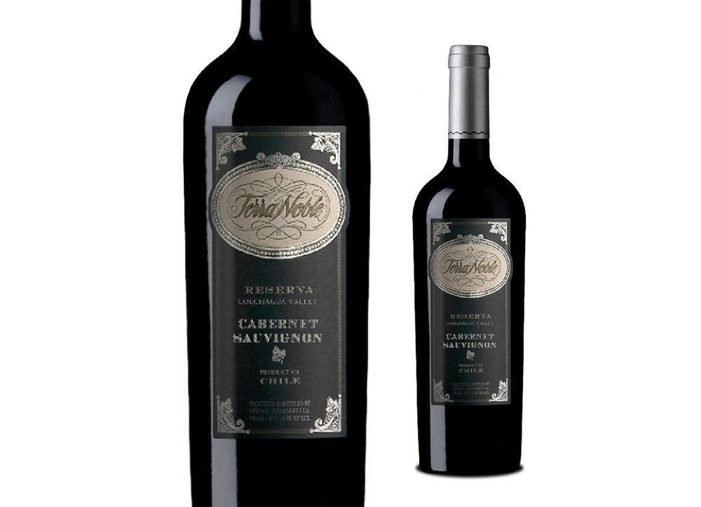 Zwei Weinflaschen des "Terra Noble Reserva Cabernet Sauvignon" aus Chile. 