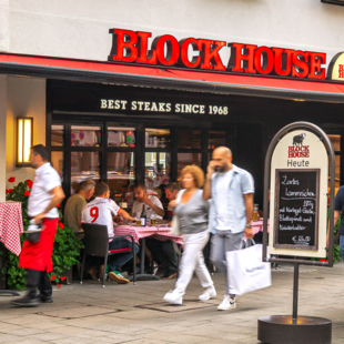 Außenansicht des BLOCK HOUSE München am Rindermarkt mit Gästen und Servicepersonal vor dem Restaurant.