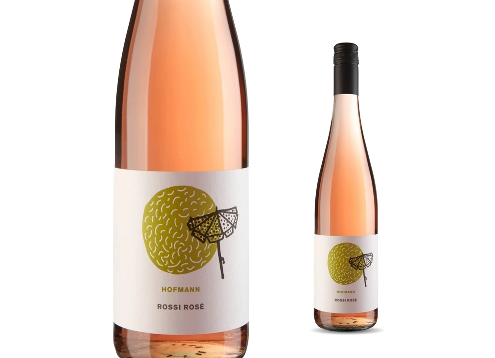 Zwei Weinflaschen des „Hofmann Rossi Rosé“ vom Weingut Hofmann aus Deutschland.
